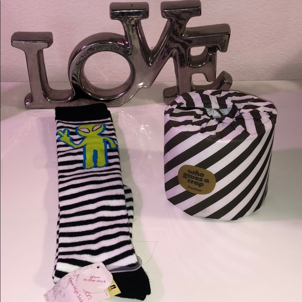 Matching socks & 🧻